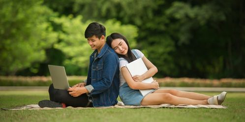 大學(xué)里的梧桐樹與金鳳凰 當(dāng)愛(ài)情遇見(jiàn)自我成長(zhǎng)